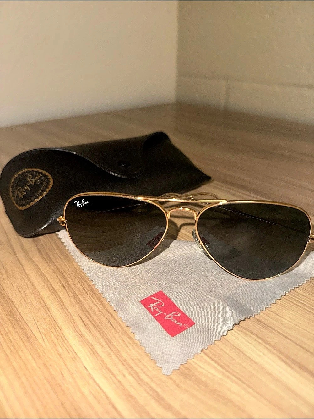 Ray-Ban Aviator Classic Aviator Sunglasses in Black & Gold Like New